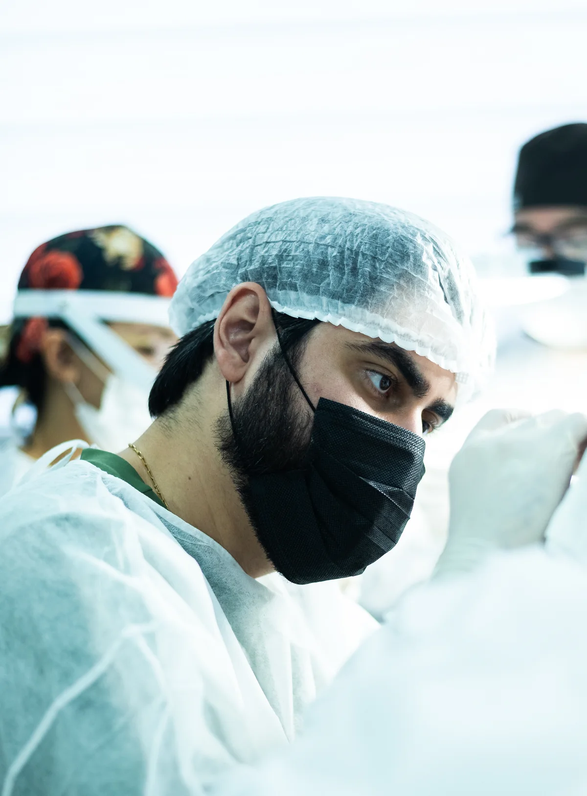 Dr. Lucas Borges e a equipe durante um procedimento no centro cirúrgico